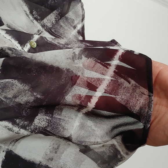 Semi-Sheer Flowy Blouse - Picture 8 of 8